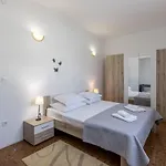 Ana *