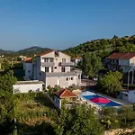 Ana Villa